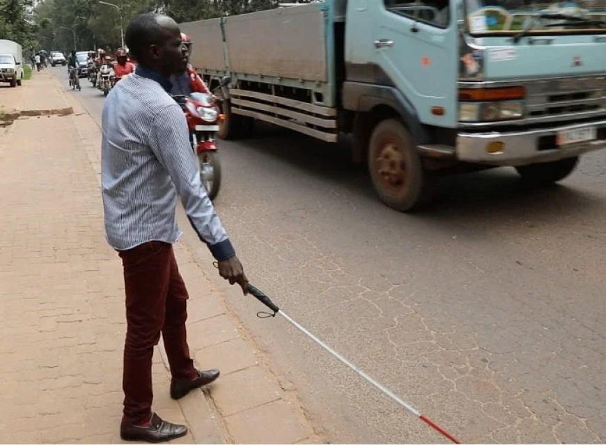 Abafite ubumuga bwo kutabona barasaba leta kubaka imihanda iborohereza