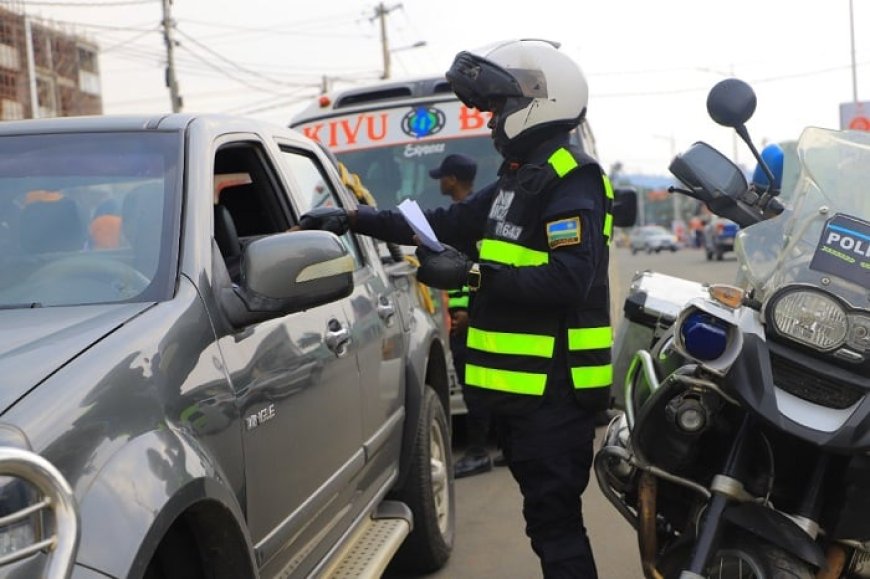 Mu mezi abiri gusa,Polisi imaze gufata abantu barenga 900 batwaye ibinyabiziga nta ruhushya bafite