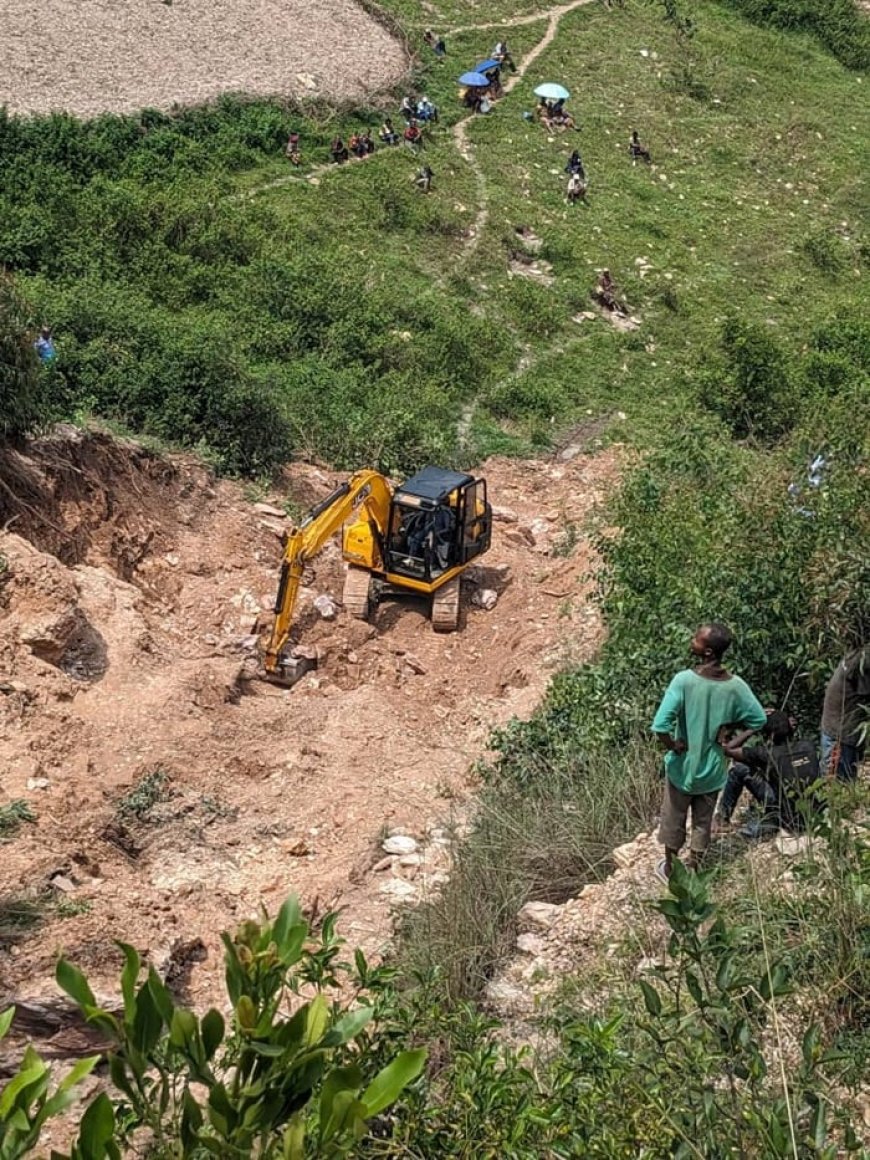 Kamonyi : Habereye impanuka ikomeye cyane Aho ikirombe gicukurwamo amabuye cyagwiriye abagabo babiri umwe akavanwamo yapfuye.