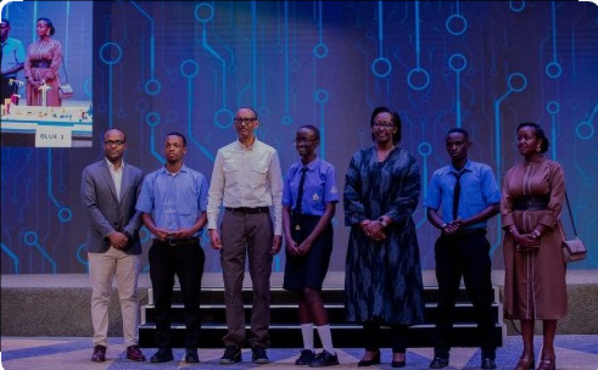 Abanyeshuri bakoze Robot banyuze Perezida Kagame abagenera impano