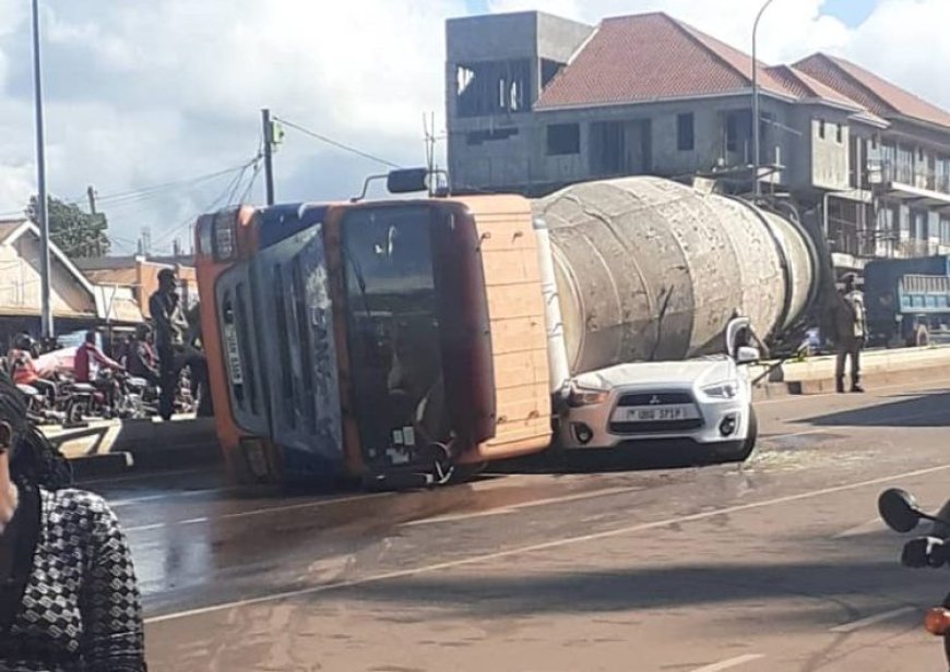 Kampala habaye impanuka iteye ubwoba ihitana umuntu umwe waruri mu modoka iyimodoka yaryamiye [AMAFOTO]