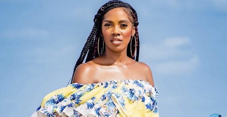 Tiwa Savage yahawe urwamenyo n’abafana nyuma yuko yishyuye inzobere mu ikoranabuhanga ngo imufashe gusiba amashusho ye ari kwikinisha