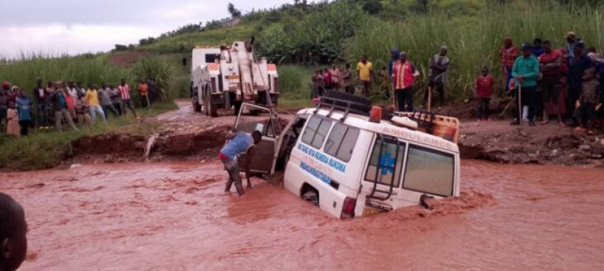 Kamonyi! Umuhanda uherutse kugwamo imodoka y’Ambulance yari irimo abarwayi 2, watekerejweho