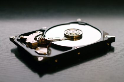 An illustration comparing a fragmented hard drive to a disorganized library. On the left, books are scattered randomly on a shelf, representing fragmented data. On the right, the books are neatly organized, representing a defragmented computer hard drive